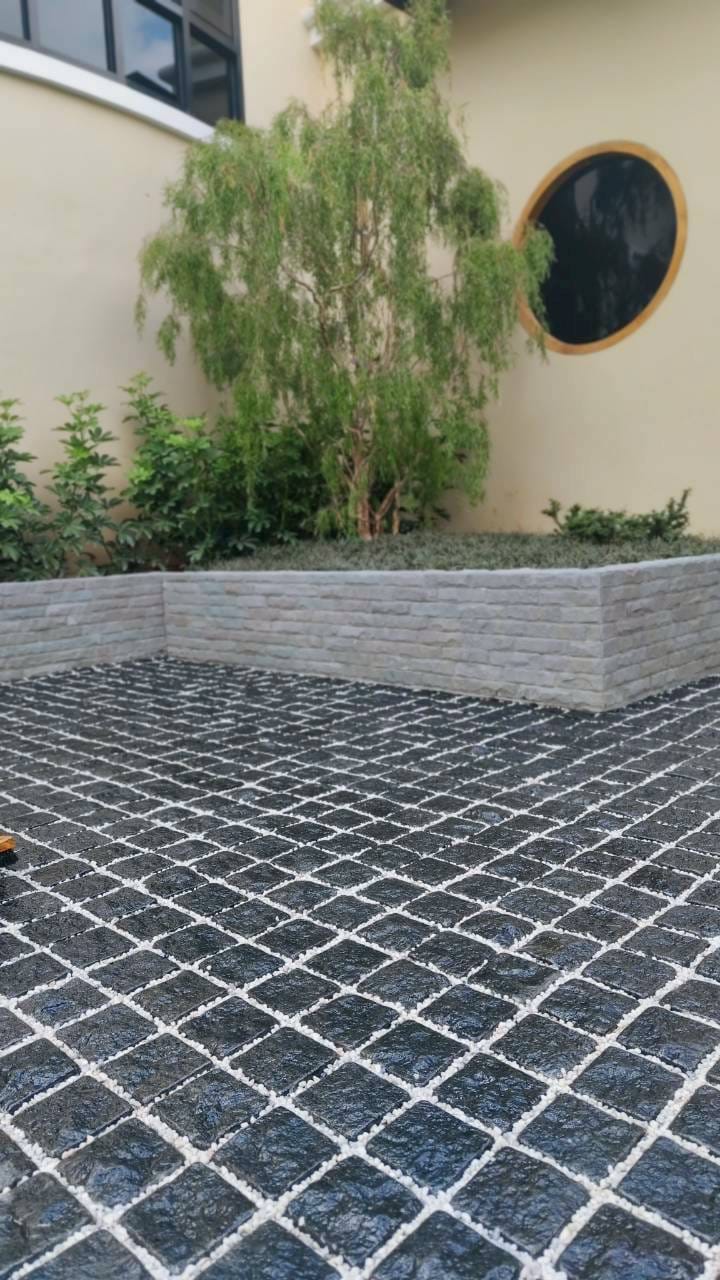 หินลูกเต๋าปูพื้น COBBLESTONE แบบแผ่นสำเร็จ MODERN DECOR ผิวธรรมชาติ ข้างตัดเรียบ โม่ลบมุม 50X50X3 ซม. หินธรรมชาติแกรนิตสีดำ ลายเรียงตรง_4